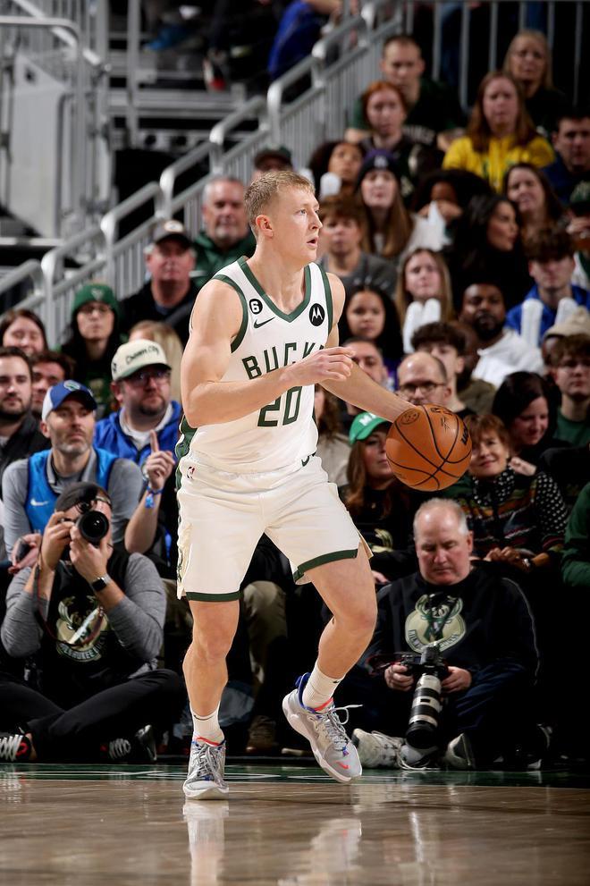 关于字母哥在G2比赛中战术调整，夺冠引发热议！上演精彩一战的信息-九游登录